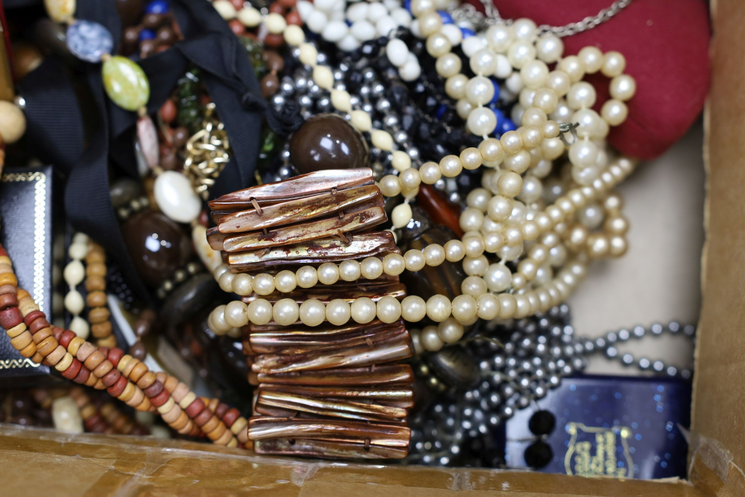 A quantity of assorted costume jewellery, including necklaces, brooches, etc.